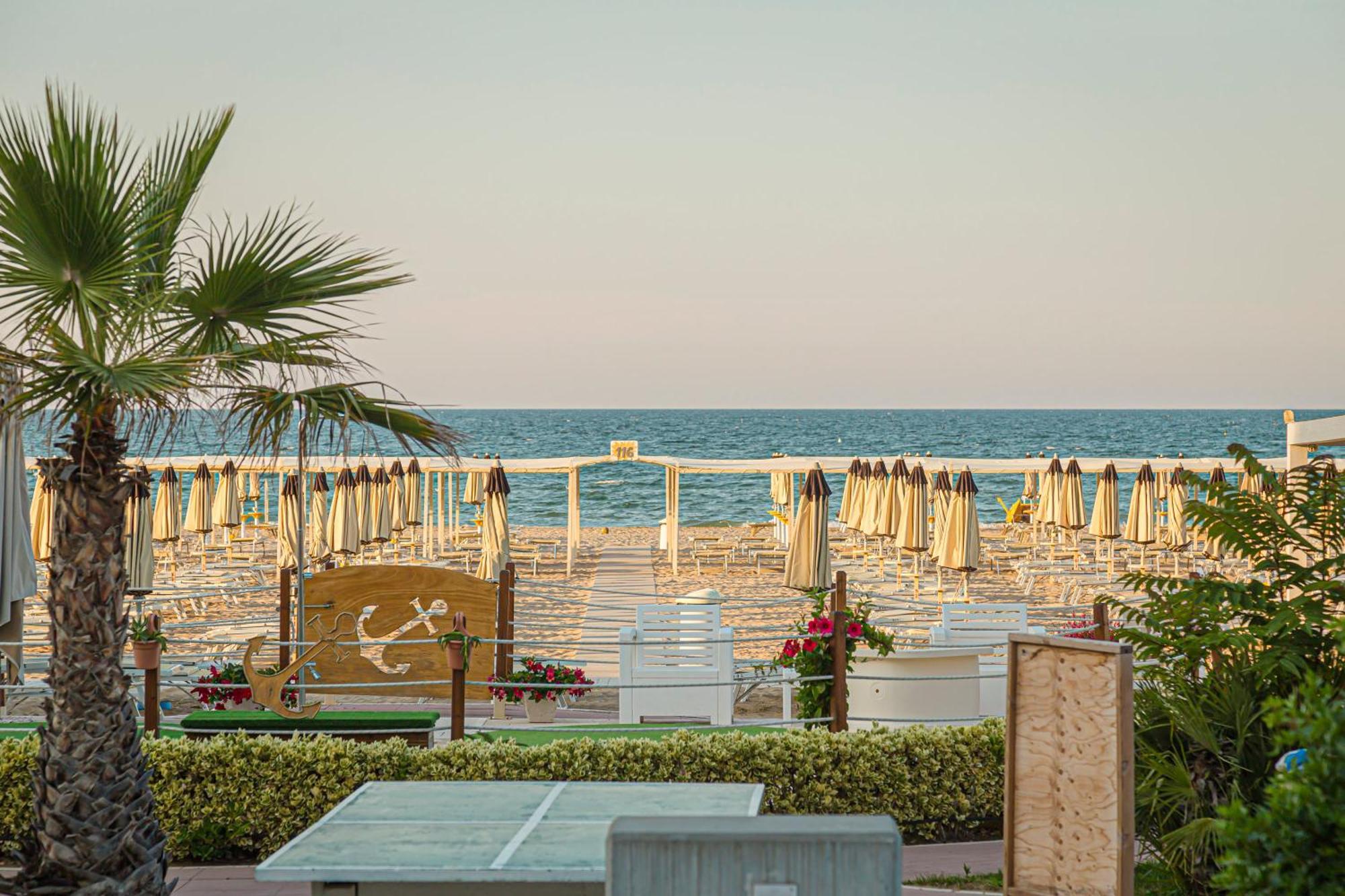 Hotel Avana Fronte Mare Riccione Exterior photo